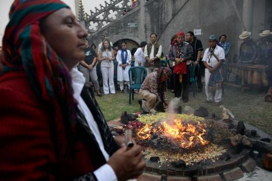 Sacerdote maya oficia un ritual en la inauguración del Foro Permanente para las Cuestiones Indígenas de la ONU