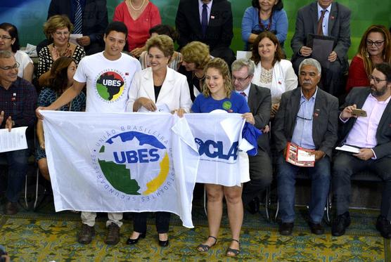 Rousseff junto a educadores, ayer en Brasilia