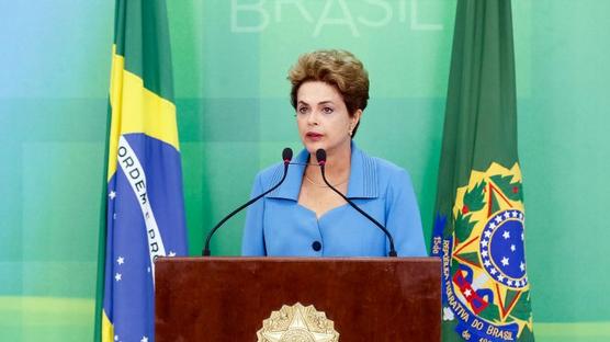 Rousseff habla con la prensa en Brasilia, ayer
