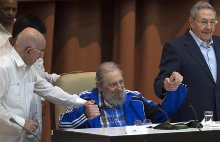 Fidel de la mano de Raúl Castro y Machado