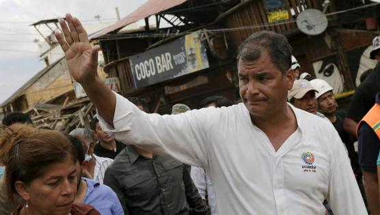 Rafael Correa, visitando Canoa, en la costa del Pacífico, ayer