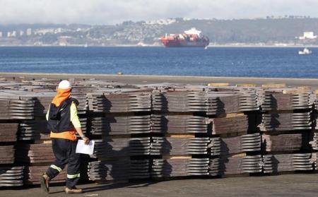 Portuario chileno inspecciona planchas de cobre para la exportación