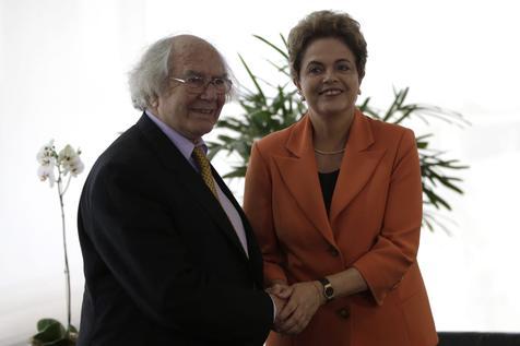 Rousseff y Perez Esquivel se estrechan las manos, ayer en Brasilia