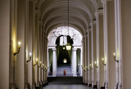Un guardia vigila uno  de los pasillos de la Santa Sede