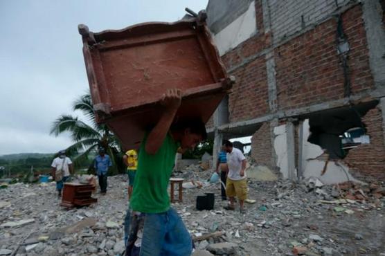 Habitantes de la destruida Pedernales en Ecuador juntan sus pertenencias, ayer