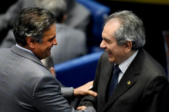 El senador Aécio Neves (I)m que dirige el partido de oposición PSDB, habla con su par Raimundo Lira, del centrista PMDB