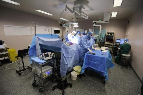 Medicos preparados en quirófano para una operación de corazón