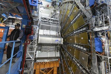 Un electricista trabaja en el acelerador de partículas del CERN en Suiza
