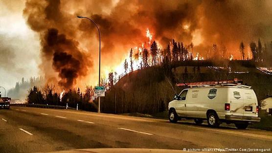Miles de evacuados ante incendio forestal