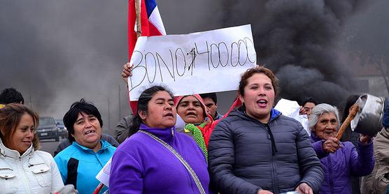 Mujeres de pescadores protestan frente a La Moneda, ayer