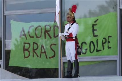 Militante del PT colgaron carteles contra el golpe en el ingreso al Planalto