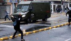 Estudiantes se enfrentan nuevamente con los carbineros, ayer en Santiago