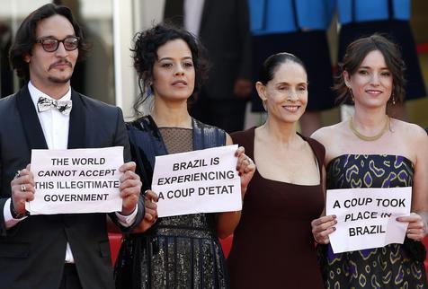 Sonia Braga y otros artistas brasileños protestan contra golpe en Cannes.
