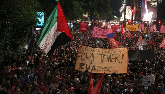 Fora Temer dicen los carteles en las calles brasileñas