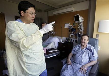 Thomas Manning habla con su médico ayer en el Hospital de Masachussetts