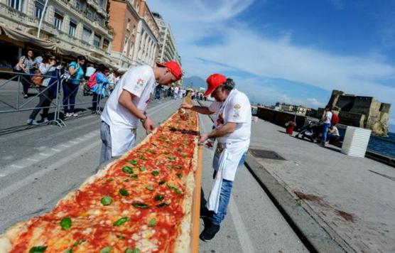 Pizzeros napolitanos preparan la pizza más larga del mundo, el 18 de mayo de 2016 en Nápoles 