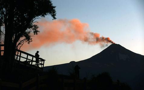 El volcán Villarrica con su permanente fumarola