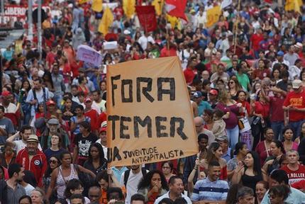 Carteles contra Temer y consignas a favor del retorno de Rousseff, ayer en Rio de Janeiro