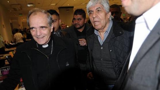 Monseñor Casaretto junto Hugo Moyano en el encuentro de Mar del Plata