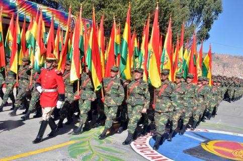 Desfila el Regimiento 1ro de Infantería "Colorados de Bolivia"