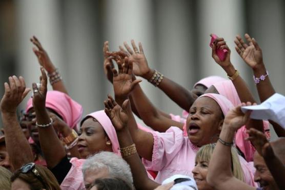 Un grupo de mujeres saludan al papa Francisco durante su audiencia general en la plaza de San Pedro del Vaticano