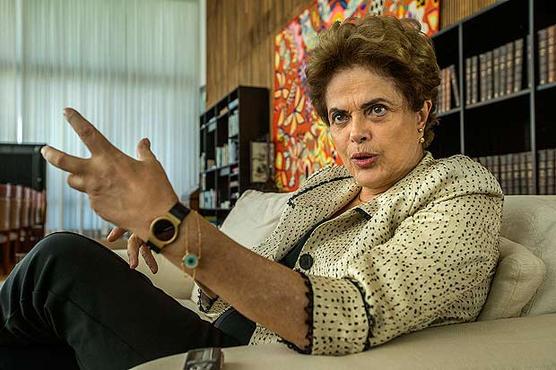 Dilma en el Palacio Alvorada, el sábado (foto gentileza de Folha do S Paulo)