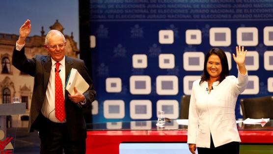 Keiko Fujimori y Pedro Pablo Kuczynski al finalizar el debate