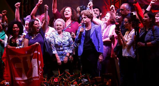Dilma rodeada de mujeres contra los golpistas y violadores
