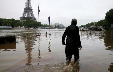 La crecida inundó las cercanías de la torre Eiffel