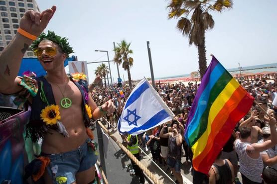 Numerosas personas durante el desfile del orgullo gay en Tel Aviv