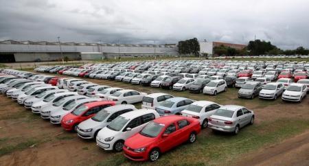 Autos nuevos en el estacionamiento de la planta de la automotora alemana Volkswagen, en Taubate, Brasil.