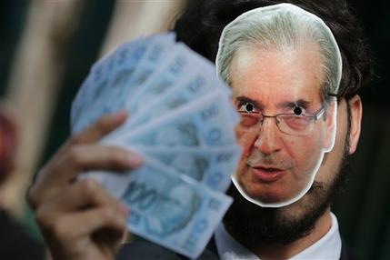 Un manifestante con la careta de Cunha exhibiendo dinero falso, ayer en Brasilia