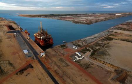 Una plataforma petrolera en la terminal T-Oil del Puerto de Acu en Sao Joao da Barra, Brasil