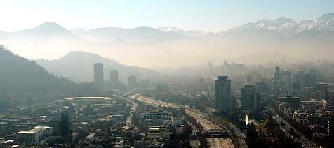 Una imagen que evidencia la polución ambiental que rodea a la capital chilena. 