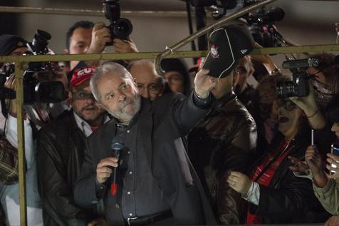 Lula en medio de una nube de periodistas