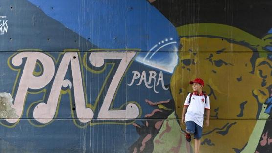 Un graffiti reza "Paz para el pueblo" en Cali, Colombia