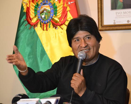 Morales habla con los periodistas, ayer en La Paz