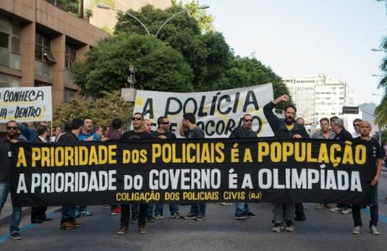Agentes de la policía brasileña realizan una protesta por el atraso en el pago de salarios, ayer en Rio