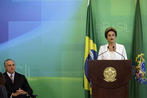 Dilma Rousseff expone y su vicepresidente Michel Temer escuch. Una imagen de otro tiempo.