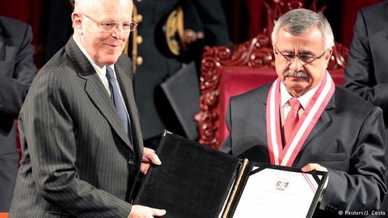 Kuczyinski  recibe las credenciales como presidente peruano
