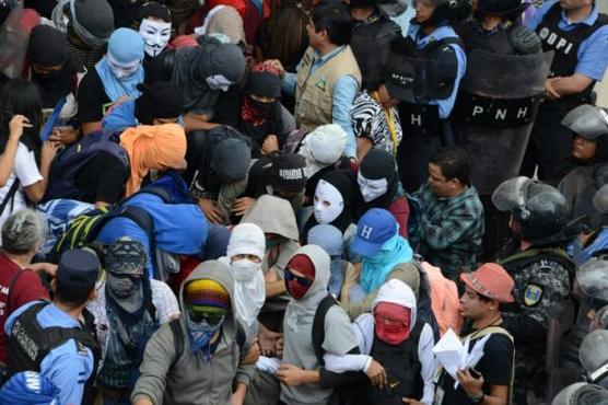 Desalojo policial de universitarioas hondureños