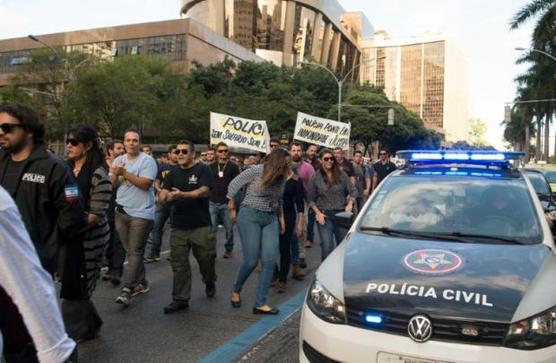 Policías civiles en marcha amenazando con ir a la huelga en manifestación contra el gobierno 