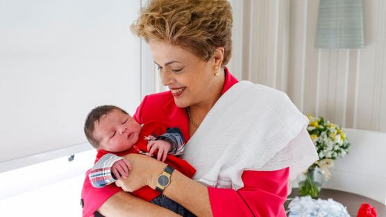 Rousseff durante una visita a jardín maternal
