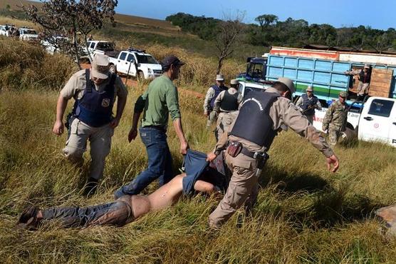Campesinos asesinados son arrastrados por la policía en la finca de Curuguaty