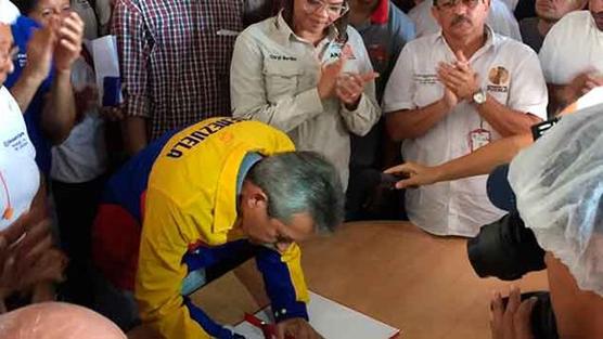 El ministro para el Proceso Social del Trabajo, Oswaldo Vera, firma la petición de los trabajadores