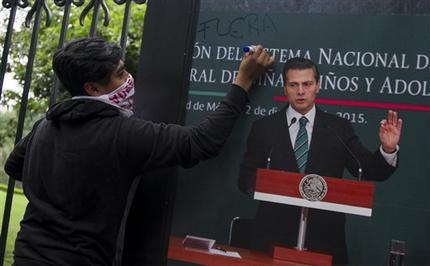 Un maestro escribe fuera Peña sobre un afiche del presidente