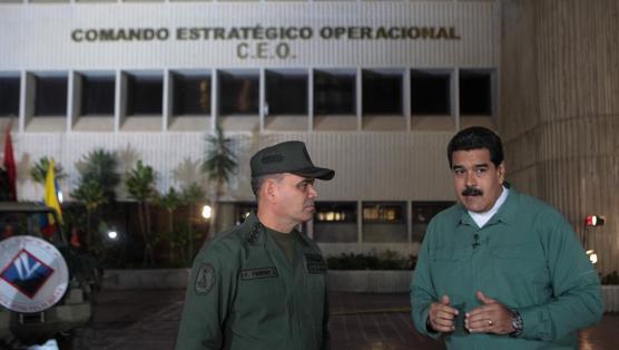  Maduro, junto al ministro de Defensa durante el programa semanal "En contacto con Maduro", ayer