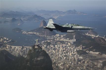 Un avión F-5 sobrevuela Río de Janeiro en una exhibición de la fuerza aérea de Brasil antes de los Juegos Olímpicos 