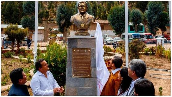 El presidente peruano descubre un busto en su homenaje