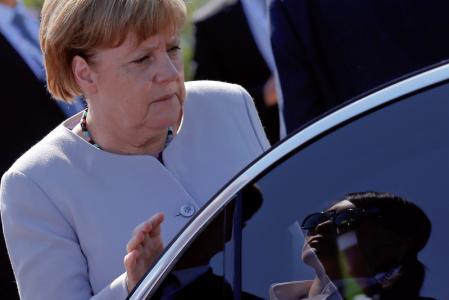 Merkel sube a un auto luego de una entrevista con delegación de China